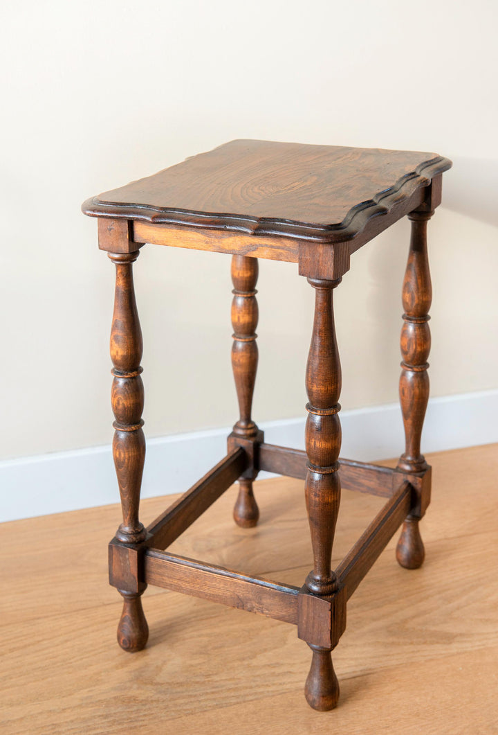 Antique Oak Victorian Side Table With Scalloped Tabletop